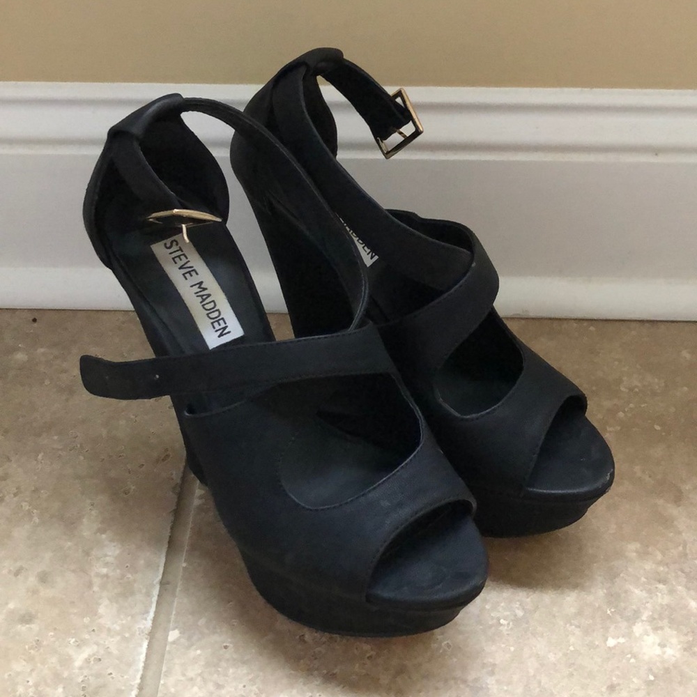 Steve Madden Black Wedge Heels Size 6M.